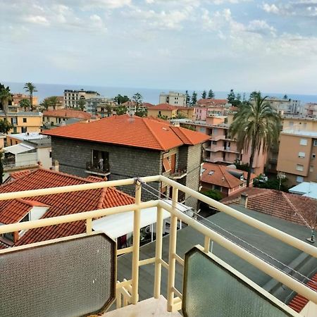 Attico Con Vista Mozzafiato Lägenhet Bordighera Exteriör bild