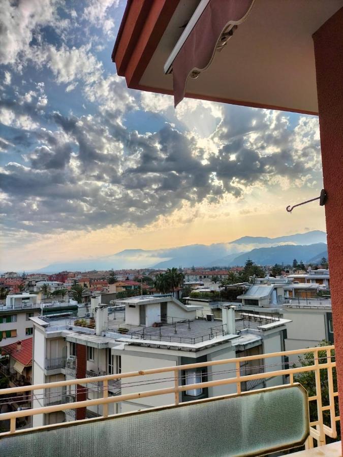 Attico Con Vista Mozzafiato Lägenhet Bordighera Exteriör bild