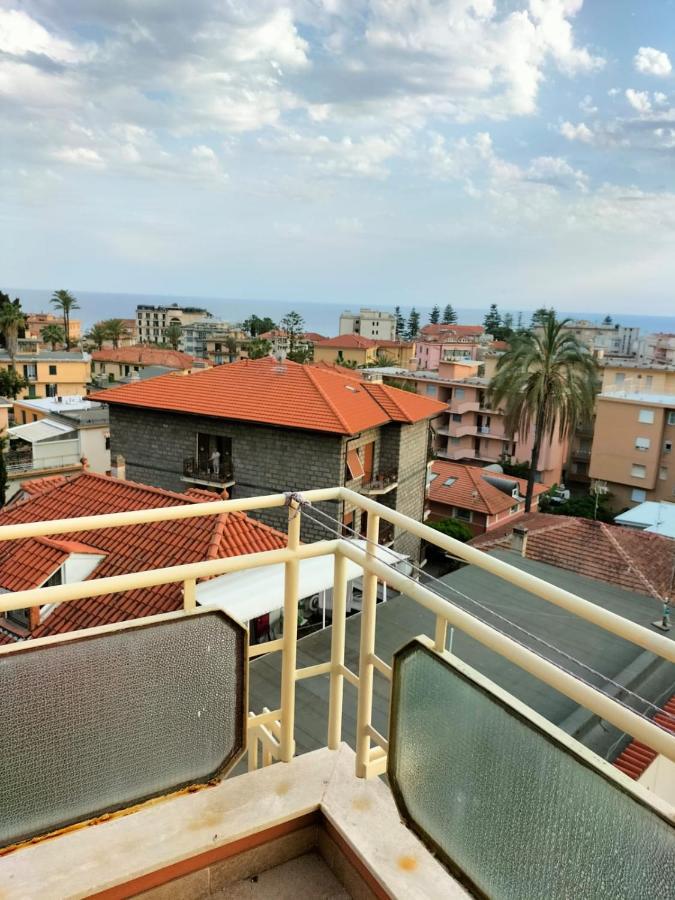 Attico Con Vista Mozzafiato Lägenhet Bordighera Exteriör bild